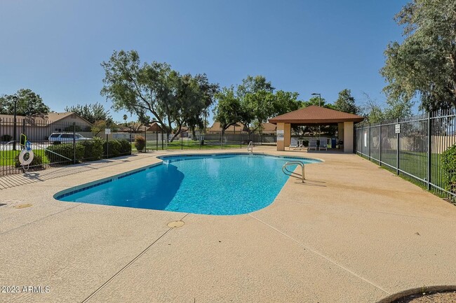Building Photo - 2 Bedroom 2 Bathroom with a 2 Car Garage f...