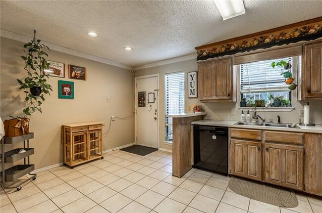 Building Photo - 2 Bd / 2 Ba Townhome Minutes Away From Campus & Downtown!