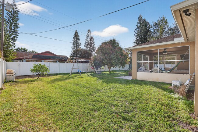 Building Photo - 1121 SW Ivanhoe St