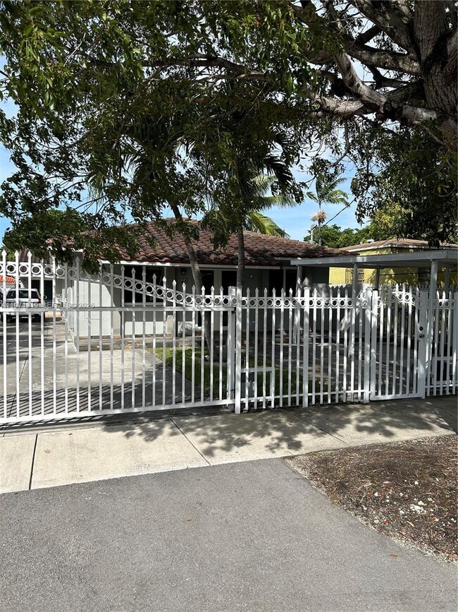 Building Photo - 230 SW 30th Ave