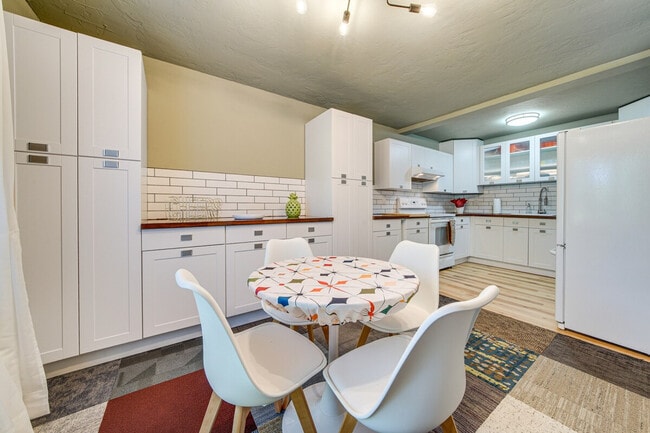 Building Photo - 1425 S Puget Dr