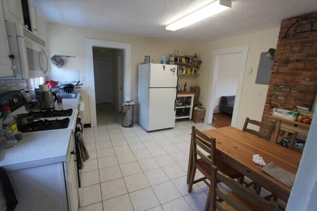 Building Photo - 3.0 bedroom in Cambridge Massachusetts 02139