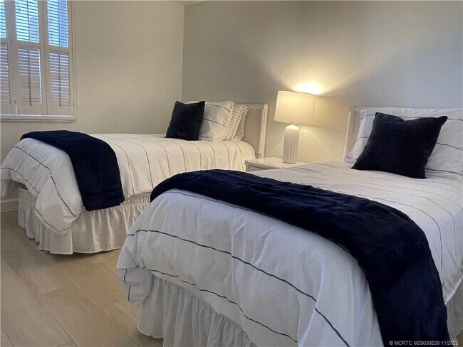 Building Photo - 484 NE Plantation Rd