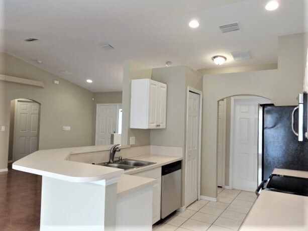 Building Photo - 1074 SW Bianca Ave