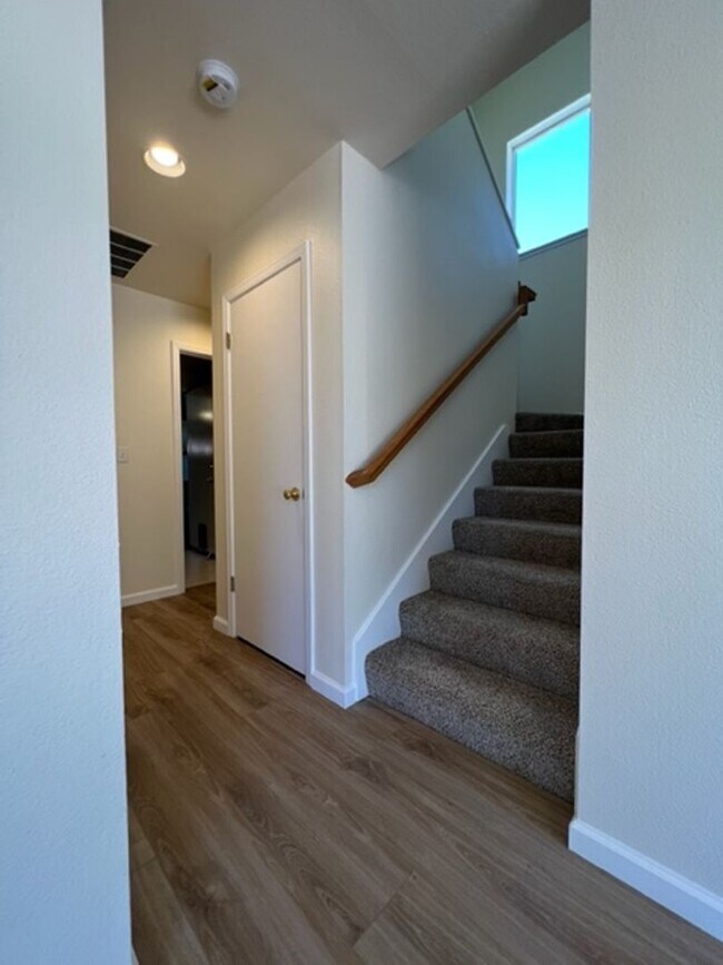 Building Photo - 4200 Buckskin Dr