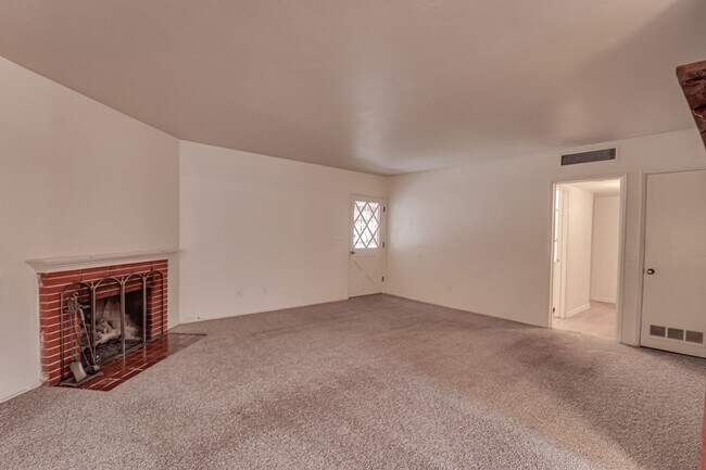 Building Photo - 2301 Faye Ln
