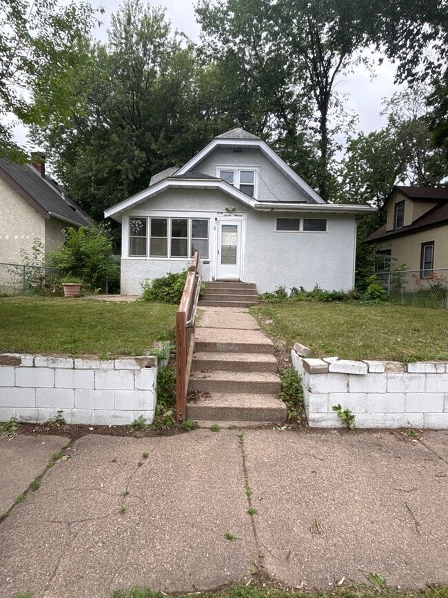 Building Photo - Beautiful 3 bedrrom 1 bathroom House in Minneapolis!