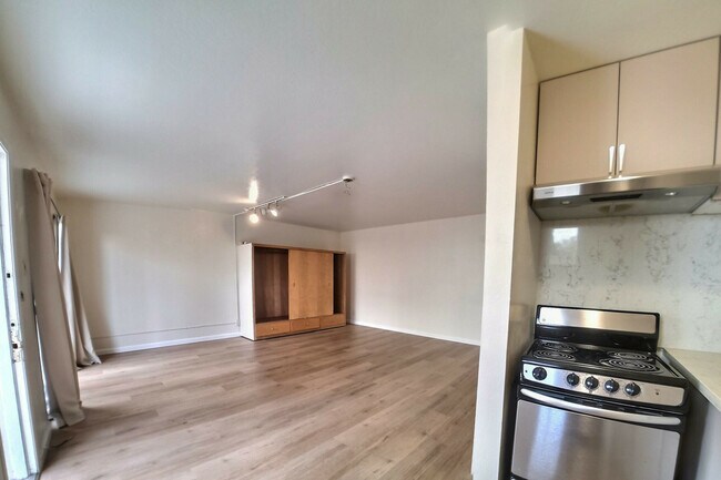 Building Photo - 1907 Greenwich St