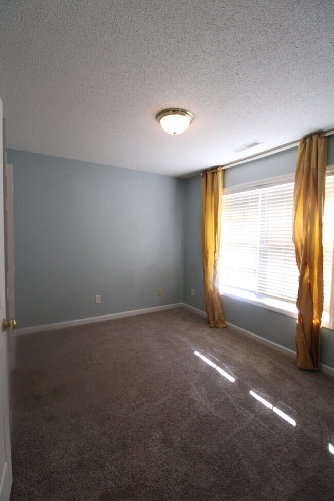 Building Photo - 305 Trillium Ln