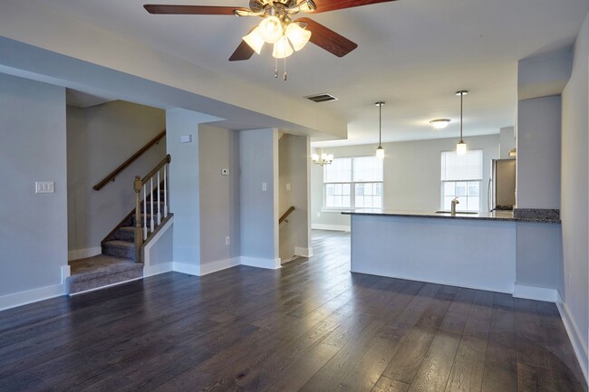 Building Photo - 3 BR/4 BA Townhome - 1720 SF in Vineland - Kings Crossing!