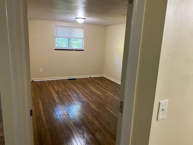 Building Photo - 350 1/2 Hacker