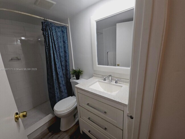 Building Photo - 1720 NW N River Dr