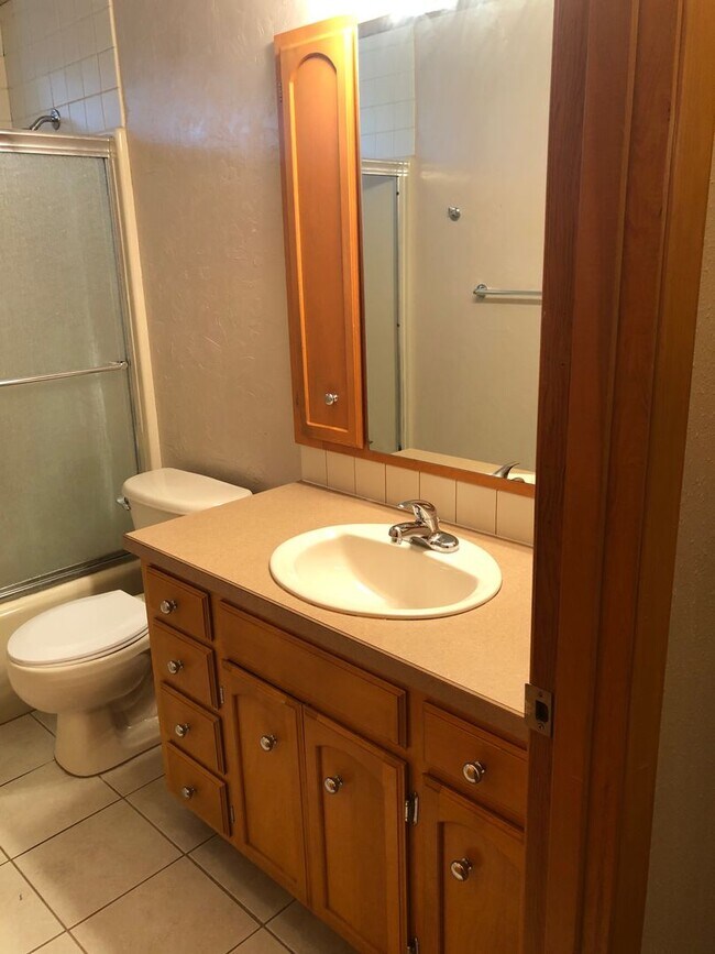 Building Photo - 2-bedroom 2-bathroom duplex with 2 garages in Eugene!