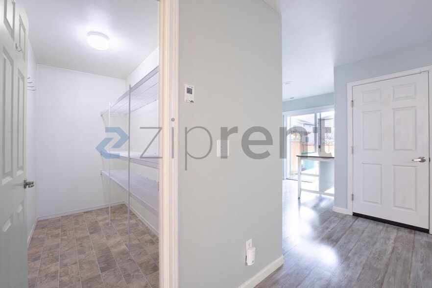 Building Photo - Unit