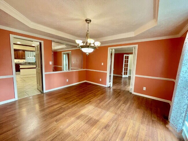 Building Photo - Spacious 6-Bedroom Gem In Fayetteville!