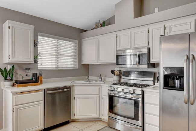 Building Photo - Fully Furnished 1-Story Home for Rent in t...