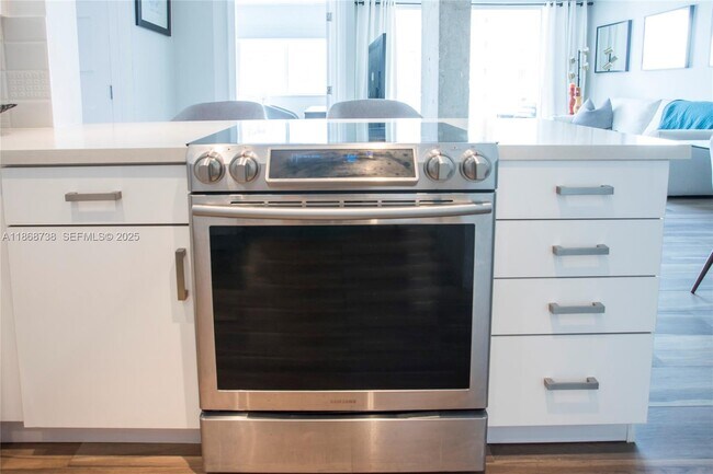 Building Photo - 1345 Lincoln Rd