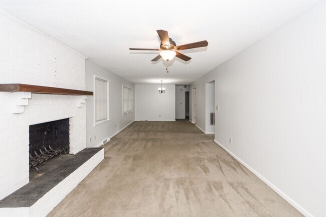 Building Photo - 3 Bedroom 2 Bath Home in Briarwood - Summe...