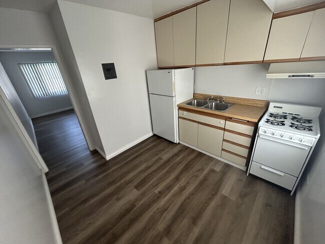 Building Photo - Studio apartment with all utilities paid!
