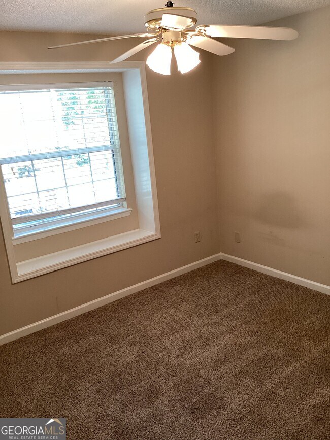 Building Photo - 209 Hallowes Dr