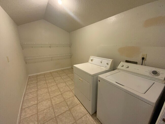 Building Photo - 3 Bedroom 2 Bathroom Duplex