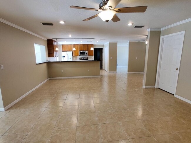 Building Photo - 615 Fox Valley Dr