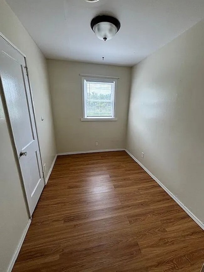 Building Photo - 1324 Fairlawn Dr