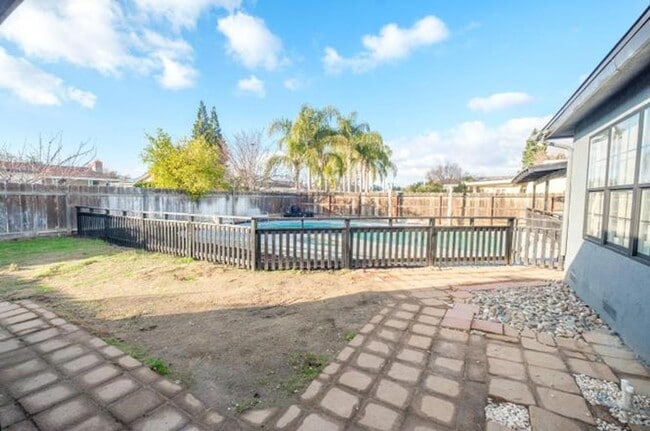 Building Photo - Clovis Oasis Stunning 4-Bed Home with Pool!