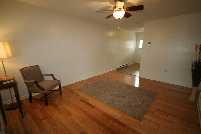 Building Photo - Renovated Apartment Near Duke West / W&D /...