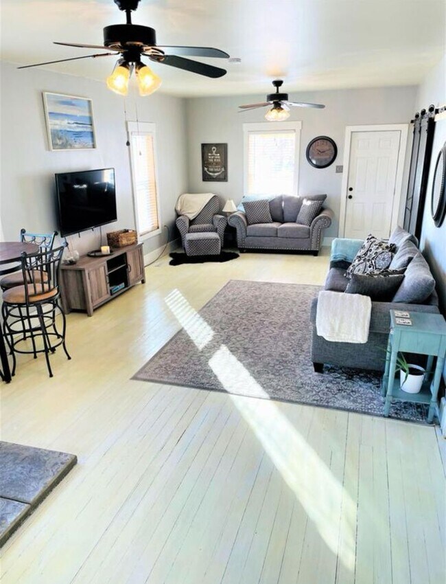 Building Photo - Available October 4, 2025! Remodeled Histo...