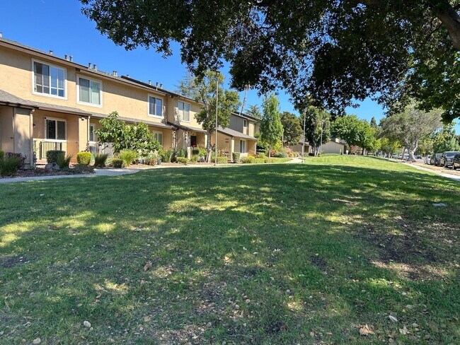 Building Photo - Move-in ready Evergreen townhome with private backyard, detached 2-car garage, and great communit...