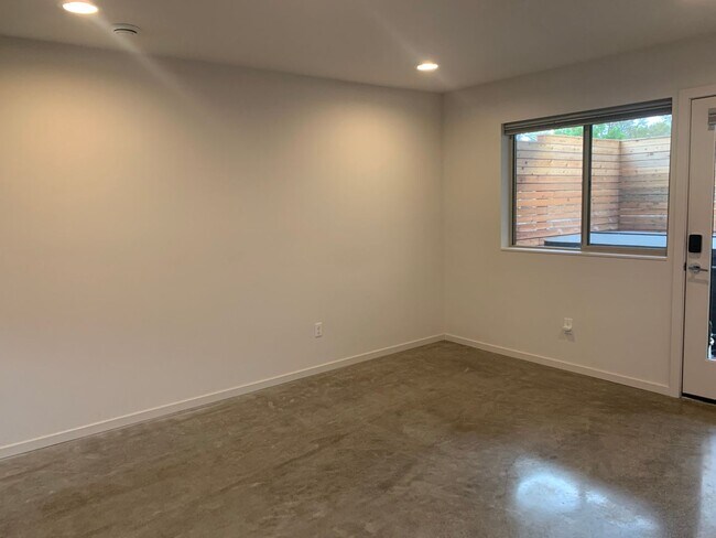 Building Photo - High End Madison Valley Row House !