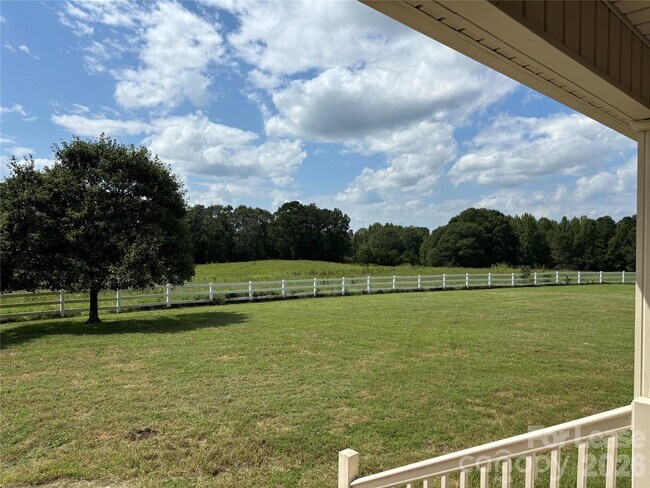Building Photo - 2417 Lynwood Dr