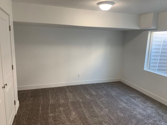 Building Photo - Beautiful Willow Point Townhome