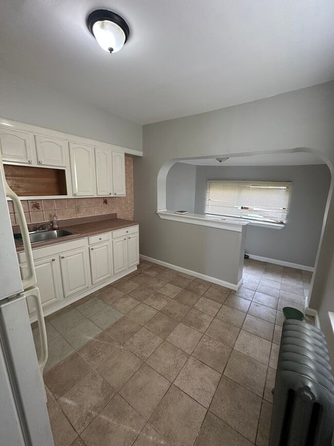 Building Photo - 3 Bed, 1 Bath townhome