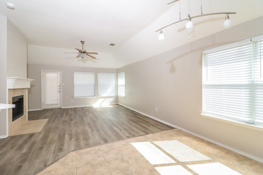 Building Photo - 4600 Summer Oaks Ln