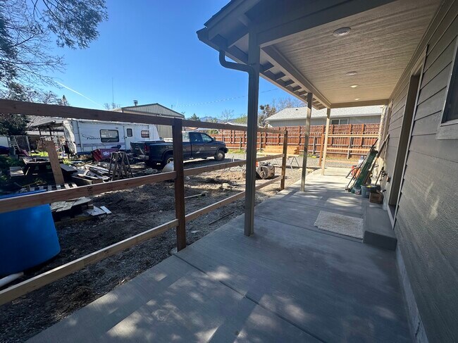 Building Photo - 112 Maple St