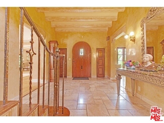 Building Photo - 725 Foothill Rd