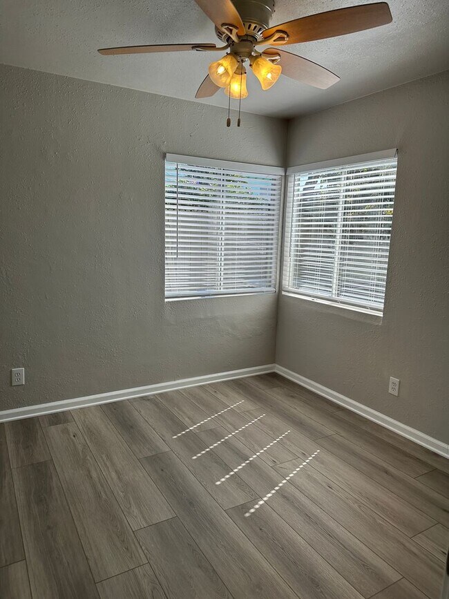 Building Photo - Renovated 1 Bedroom, 1 Bath Ground Floor Apartment with Washer/Dryer and 1 Car Garage