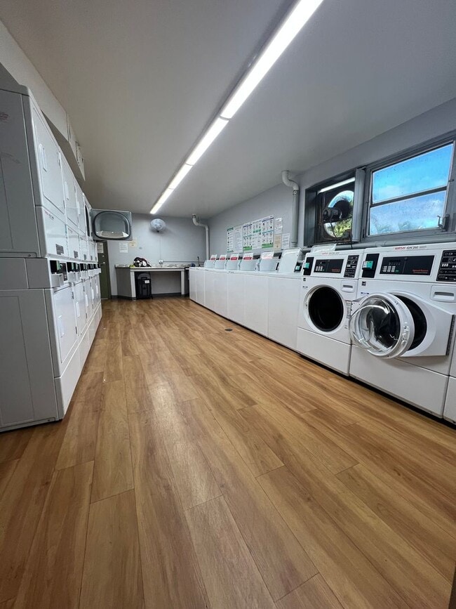 Building Photo - Beautiful 1/1/1 with Sunset Views