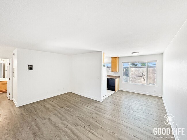 Building Photo - Beautiful 1BD/1BA W/ Reserved Parking and In-Unit Laundry in North Park!