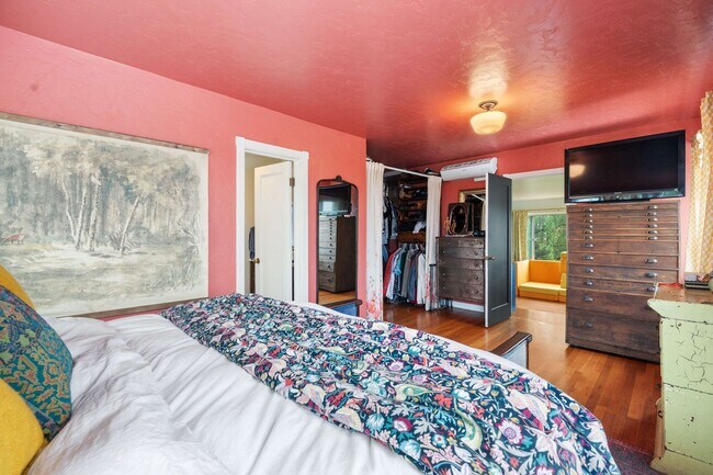 Building Photo - Historic Charm Meets Modern Living – Stunning 5 Bedroom Home on Iconic Myrtle Avenue