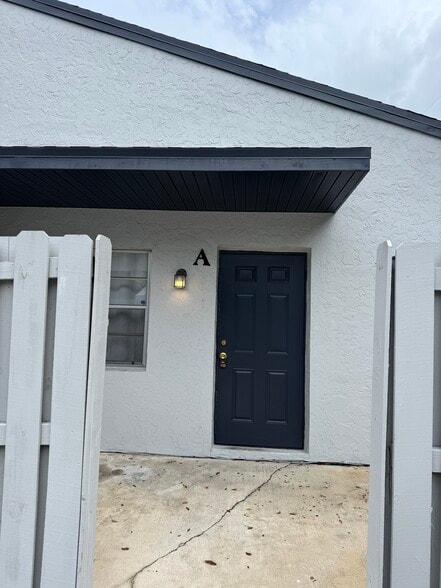 Building Photo - 2009 Oleander Blvd