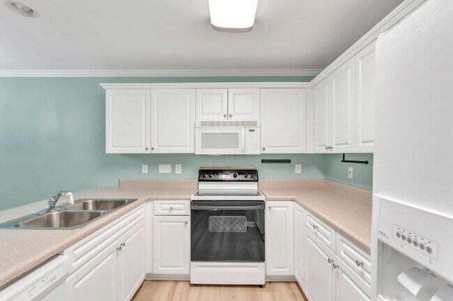 Building Photo - Spacious 3BR, 2BA Townhome with 2-Car Garage & Fireplace $1850/mo rent***