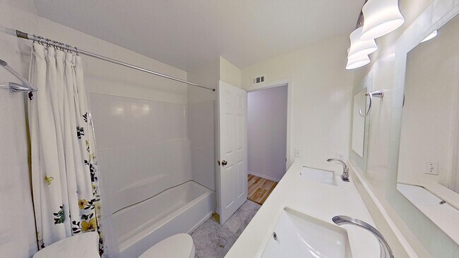Building Photo - Spacious 4 Bedroom/2 Bathroom home plus Of...