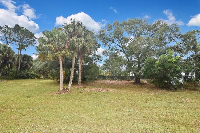 Building Photo - 1202 E 7th St