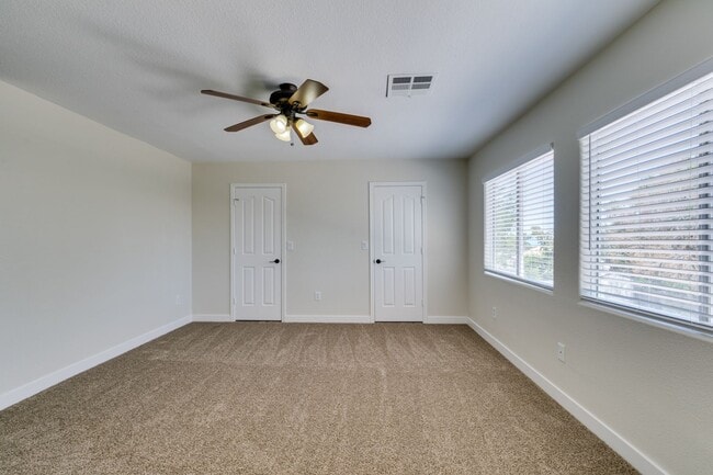 Building Photo - Stunning 3 Bedroom, 2.5 Bathroom Home in E...