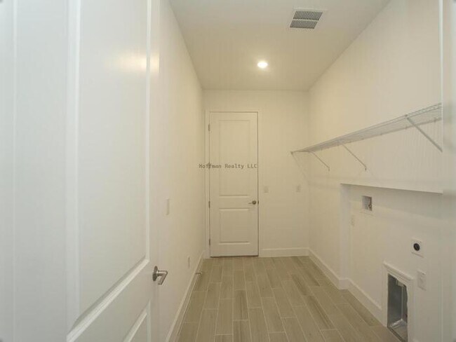 Building Photo - Stunning 5-Bedroom Lakeview Home in River ...