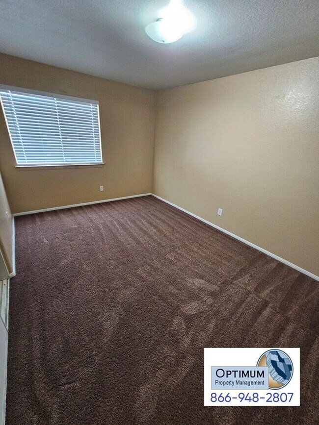 Building Photo - Spacious 6 bedroom , 3 bathroom home with downstairs bedroom and bath