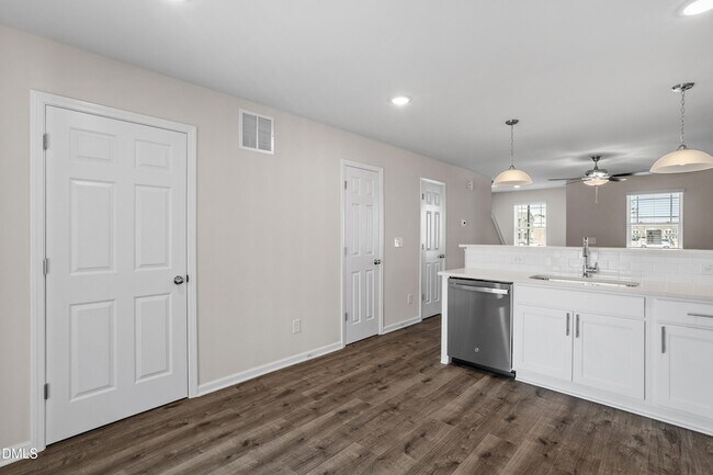 Building Photo - 1021 Peony Ln